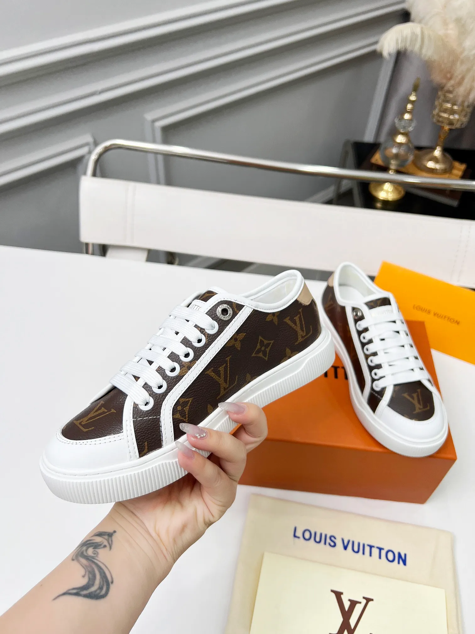 👟👟Ex-factory price 440👟👟 New arrival🆕 The hottest early spring model is coming. LV Lagoon sneakers are made of Monogram denim, injecting a retro flavor into the classic design. Leather trimmings pop out with the Louis Vuitton logo, while stenciled eyelets, trim and laces add to the refined details, and a rubber outsole embellished with Monogram flowers completes the look. Code number: 35~41, multiple colors available! Oil edges + TPU outsole + drawer box packaging